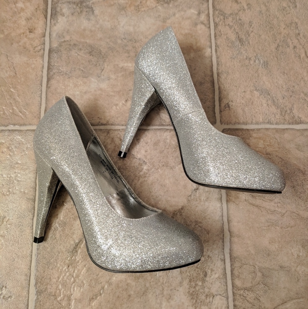 Silver Heels - Picture 3 of 4